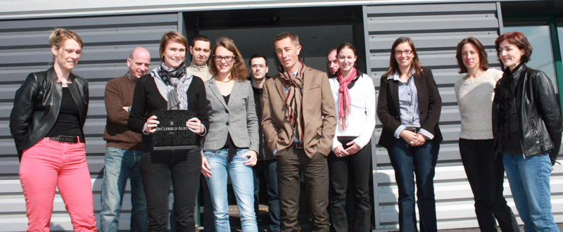 photos des membres de la société Brulerie d'alré posant avec Séverine Bouchard 